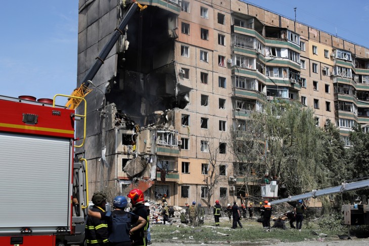 Mentőalakulatok dolgoznak egy orosz rakéta által lerombolt lakóépületnél a közép-ukrajnai Krivij Rihben 2023. július 31-én. Ukrán közlések szerint minimum négy ember életét vesztette, köztük egy 10 éves gyerek. Fotó: EPA/ARSEN DZODZAIEV