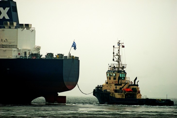 Görög tanker és egy vontatóhajó. Fotó: Depositphotos  