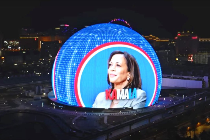 Gigantikus Harris-reklám a Las Vegas-i Sphere gömbépületén