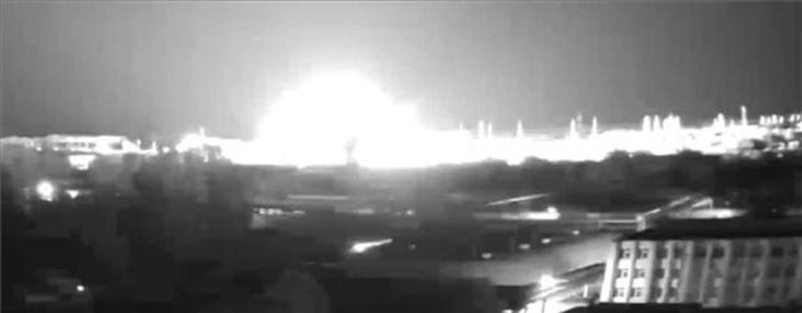 Az Enerhoatom ukrán állami vállalat sajtóosztályának felvétele a pillanatról, amikor orosz rakéta csapódik be az energiaszolgáltató üzemeltette Dél-ukrajnai Atomerőműtől 300 méterre a Mikolajiv területi Juzsnoukrajinszk város közelében 2022. szeptember 19-én. Fotó: MTI/EPA/Enerhoatom