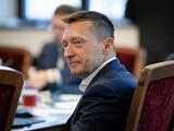 Rejtett kamerás felvételek is vannak a filmben, amit előre betámadtak Rogán Antalék