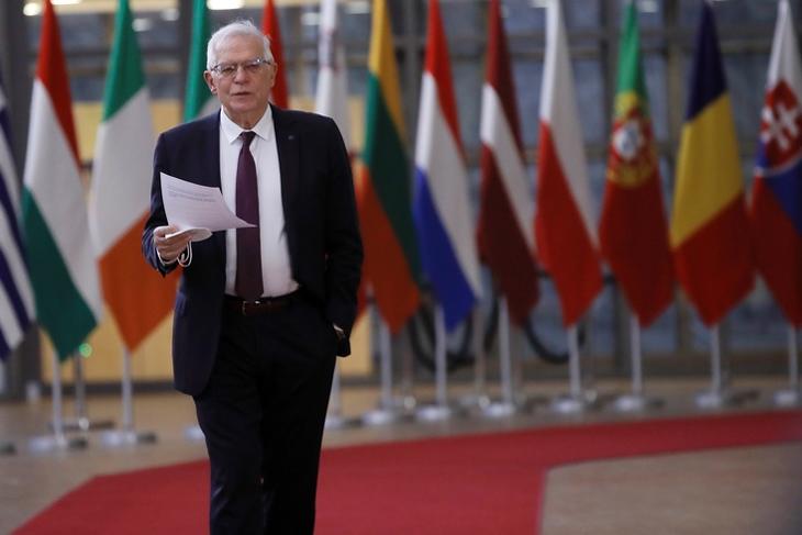 Josep Borrell, az Európai Unió kül- és biztonságpolitikai főképviselője érkezik az uniós Külügyi Tanács ülésére Brüsszelben 2022. február 21-én. EPA/OLIVIER HOSLET 