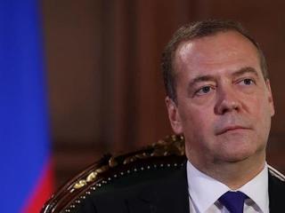 Medvegyev szerint Ukrajnának kapitulálnia kellene