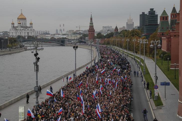 Ünneplő tömeg Moszkvában, ahol Vlagyimir Putyin orosz elnök aláírta az orosz ellenőrzés alá került ukrajnai területek Oroszországhoz való csatlakozási egyezményét. Fotó: MTI/EPA/Jurij Kocsetkov