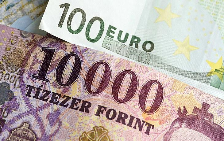 Nem megy a forintnak: újra 390 körül táncol az euró