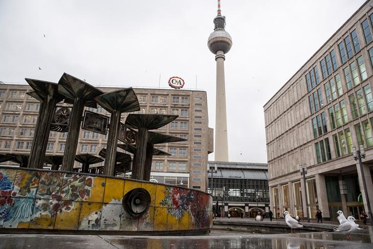 Az Alexanderplatz Berlin központjában. Fotó: EPA/HAYOUNG JEON