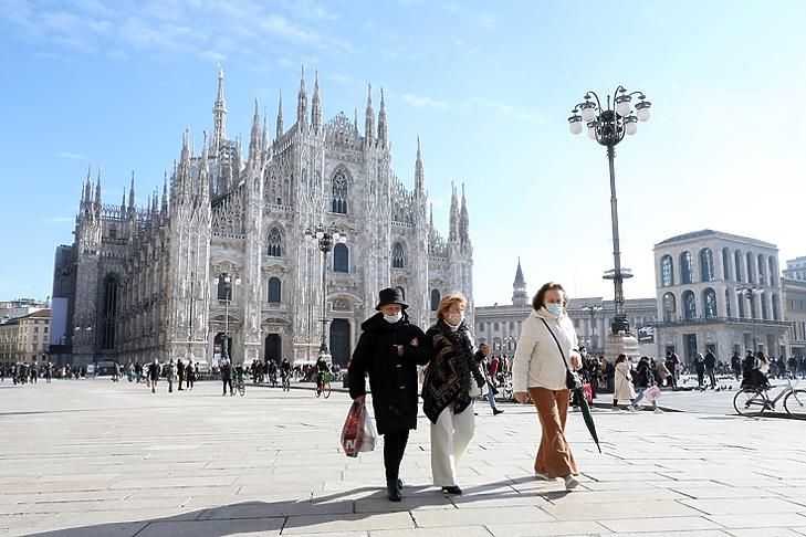 Védőmaszkot viselő idősek a milánói dómnál 2021. január 31-én. EPA/MATTEO BAZZI 