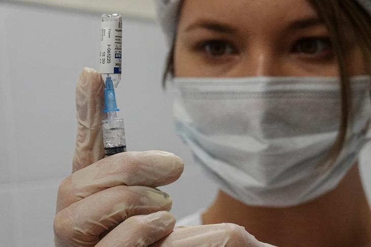 Egy orvostanhallgató készíti elő oltásra a Szputnyik-vakcinát egy moszkvai oltóponton 2021. február 3-án. EPA/SERGEI ILNITSKY