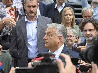 A Fidesz tisztújító kongresszusára érkező Orbán Viktor pártelnök nyilatkozik a Budapest Kongresszusi Központ előtt 2026. június 13-án.
