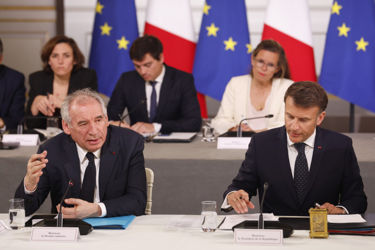 Emmanuel Macron (jobbra) és  Francois Bayrou – ő sem hozta el a politikai stabilitást