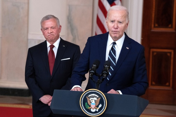 Joe Biden amerikai elnök és Abdullah jordán király Washingtonban a Fehér Házban 2024. február 12-én. Fotó: EPA/CHRIS KLEPONIS 