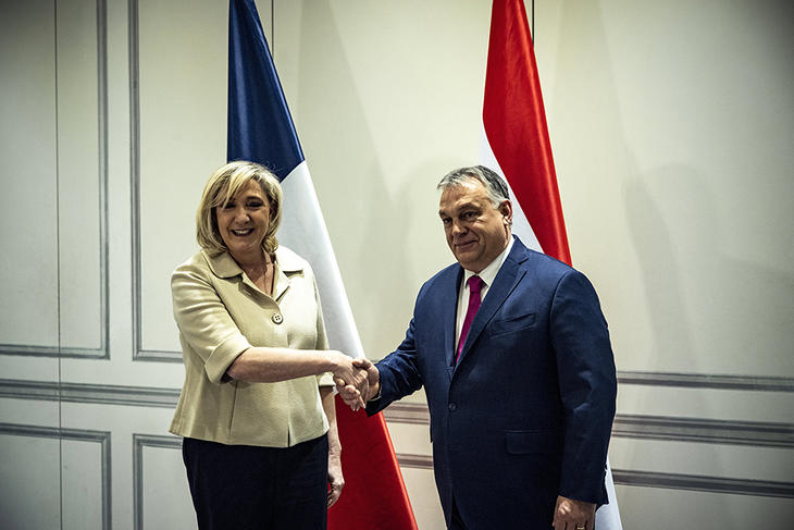 A Miniszterelnöki Sajtóiroda által közreadott képen Orbán Viktor miniszterelnök és Marine Le Pen, a francia ellenzéki Nemzeti Tömörülés párt vezetője és elnökjelöltje tárgyalásuk előtt az európai konzervatív pártvezetők találkozóján Madridban 2022. január 29-én.