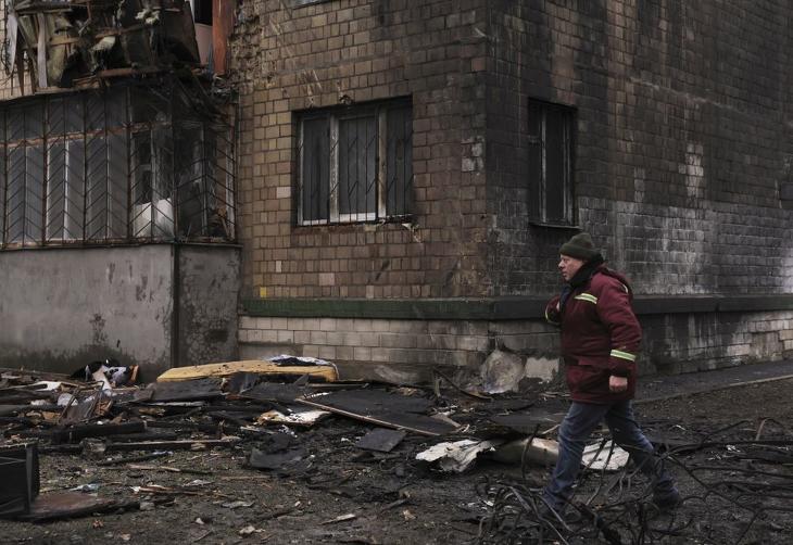 Orosz rakétatámadásban megrongálódott lakóépület Kijevben 2024. január 23-án 
