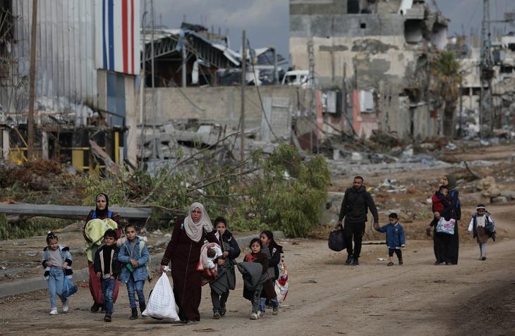 Palesztinok menekülnek Gáza déli része felé. Fotó: EPA/MOHAMMED SABER