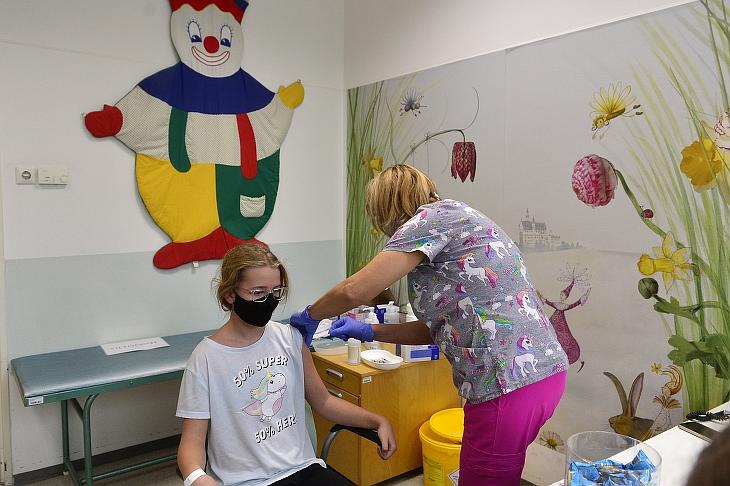 Beoltanak egy lányt a német-amerikai fejlesztésű Pfizer-BioNTech koronavírus elleni oltóanyag, a Comirnaty-vakcina gyerekek oltására alkalmas változatával a Heim Pál Országos Gyermekgyógyászati Intézetben 2021. december 29-én.