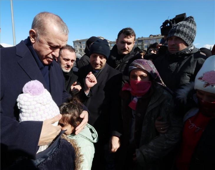 Recep Tayyip Erdogan török államfő a földrengés miatt otthonuk elhagyására kényszerült emberek számára felállított sátorvárosban tesz látogatást a dél-törökországi Kahramanmarasban 2023. február 8-án, két nappal a földrengés után. Fotó: MTI/EPA/Török elnöki sajtószolgálat/Murat Cetinmuhurdar