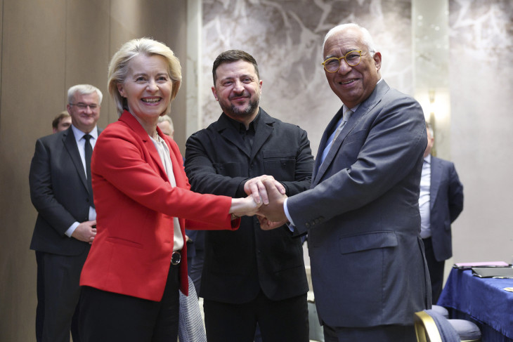 Ursula von der Leyen, az Európai Bizottág elnöke, Volodimir Zelenszkij ukrán elnök és António Costa, az Európai Tanács elnöke a ciprusi csúcs előtt