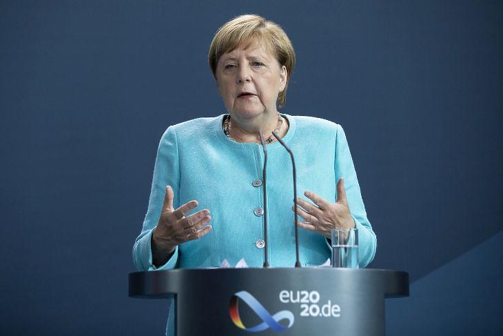Angela Merkel sajtótájékoztatója Berlinben az Európai Tanács virtuális ülése után 2020. augusztus 19-én. EPA/MAJA HITIJ