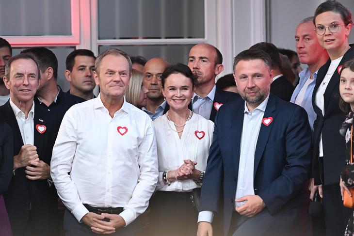 Pezsgőt bonthat Donald Tusk lengyel kormányfő (balról a második)