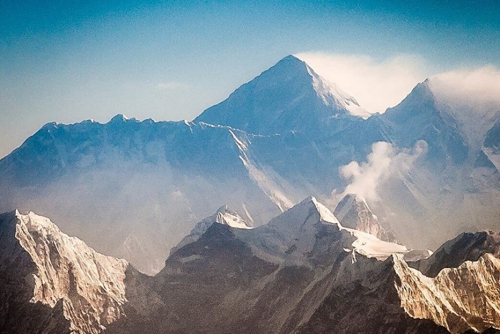 A Mount Everest és a Lhocse a reggeli órákban. Fotó: Wikipédia/Ralf Kayser