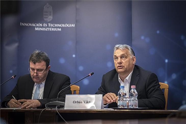 Palkovics elárulta, mennyivel száll be az állam a bérköltségbe