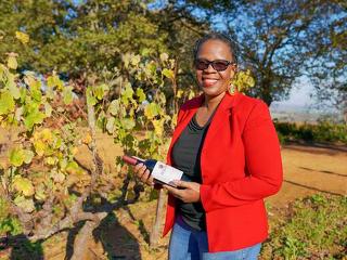 Bemutatjuk Dél-Afrika első fekete női borászát