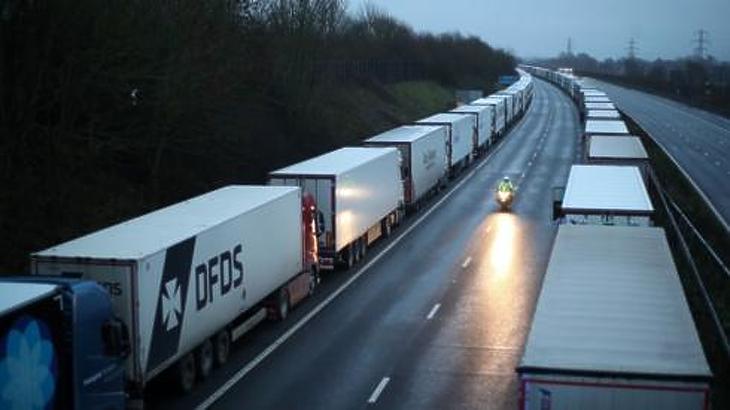 Rengeteg kamion rekedt Angliában. Fotó: BBC