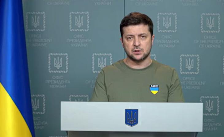 Zelenszkij ukrán elnök videoüzenetében azt mondja, hogy megoldásokat kínált a békére az orosz invázió kezdete óta. Fotó: MTI/AP