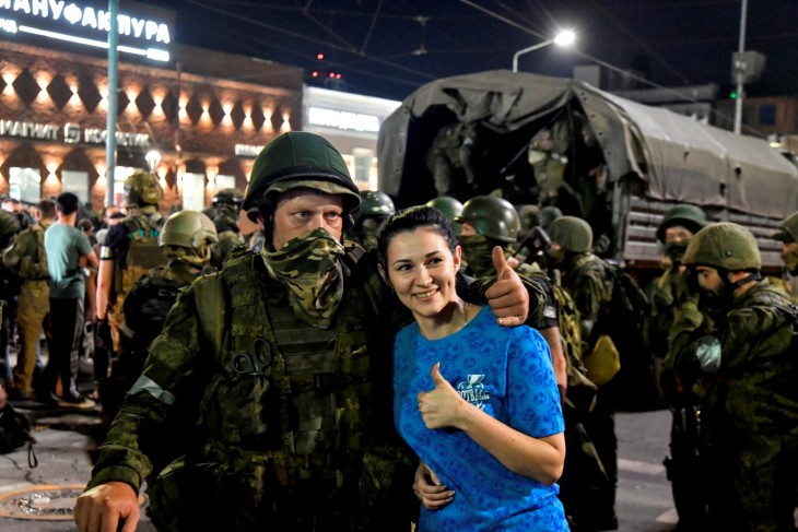 Egy helyi nő pózol egy kivonulásra készülő Wagner-katonával a Don menti Rosztov belvárosában Dél-Oroszországban 2023. június 24-én. Fotó: EPA/ARKADY BUDNITSKY