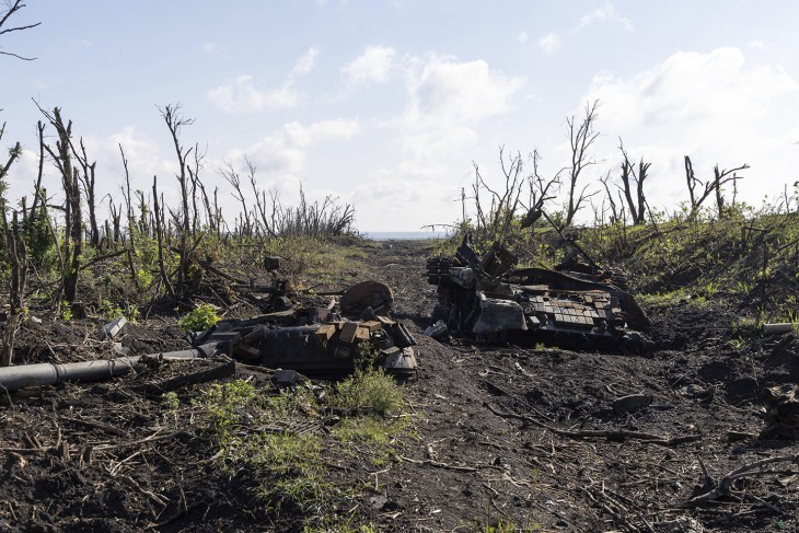 Egy megsemmisült orosz harcjármű maradványai a frontvonalnál a donyecki Andrijivka település közelében 2023. szeptember 16-án. Fotó: MTI/AP/Alex Babenko 