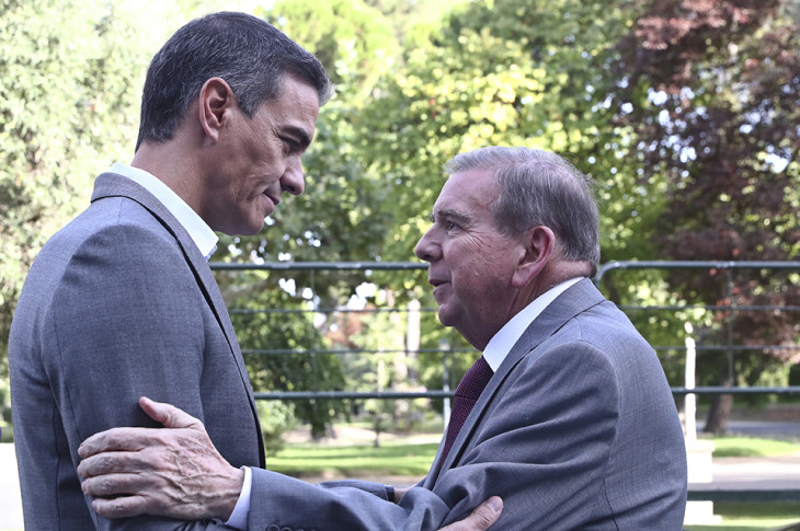A spanyol kormány felvételén Pedro Sánchez spanyol miniszterelnök (b) és Edmundo González Urrutia venezuelai ellenzéki politikus, volt elnökjelölt beszélget a madridi kormányfői hivatalnál 2024. szeptember 12-én