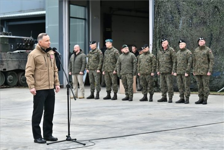 Andrzej Duda lengyel elnök beszédet mond a nyugat-lengyelországi Swietoszow gyakorlóterén tett látogatása során 2023. február 13-án. A lengyel 10. páncéloslovas dandár az Európai Unió Ukrajnát támogató katonai segítségnyújtási missziója (EUMAM Ukrajna) keretében az ukrán fegyveres erők személyzetét képezi ki a Leopard páncélozott harckocsik használatára Swietoszówban. Fotó: MTI/EPA-PAP/Maciej Kulczynski