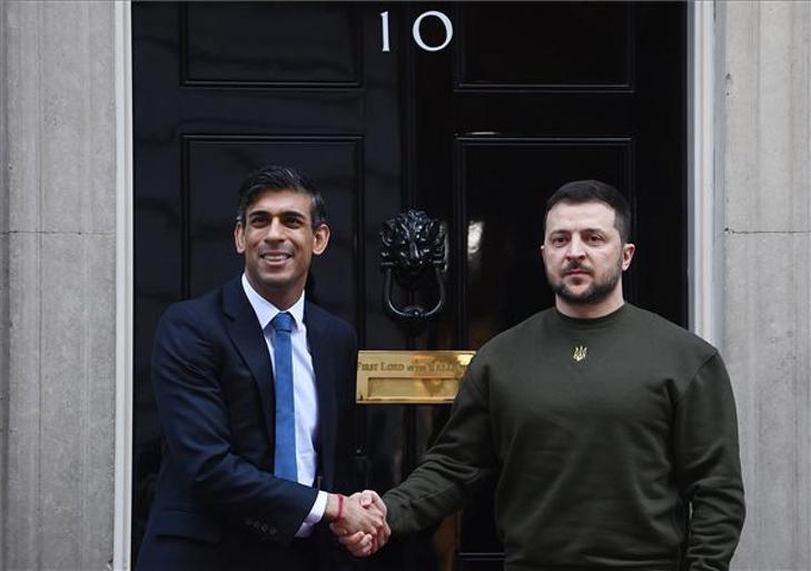 Zelenszkij a britektől is kért vadászgépeket. A képen Rishi Sunak brit miniszterelnök és az ukrán elnök a Downing Street 10 előtt 2023. február 8-án. Fotó: MTI/EPA/Neil Hall