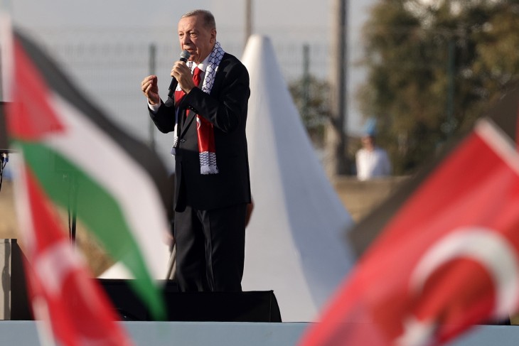 Recep Tayyip Erdogan török elnök egy palesztin párti tüntetésen Isztambulban 2023. október 28-án. Fotó: EPA/ERDEM SAHIN 