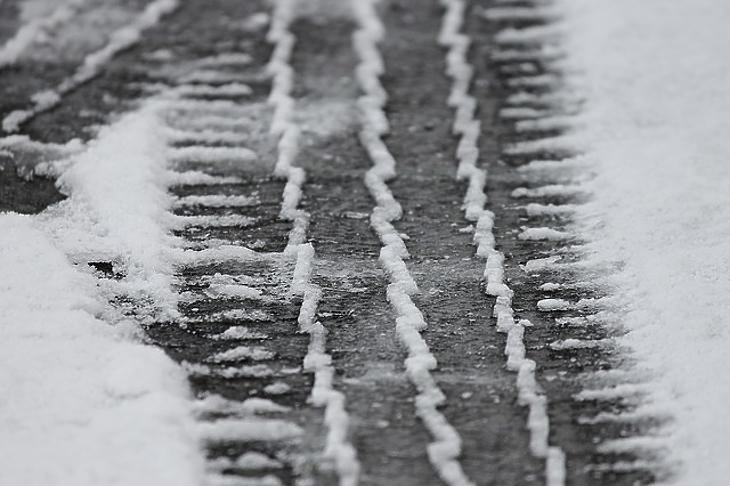 Megbüntethetnek, ha télen is nyári gumival autózunk? 