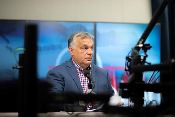 Orbán Viktor a stúdióban egy korábbi rádióinterjú alatt. Fotó: MTI/Miniszterelnöki Sajtóiroda/Benko Vivien Cher