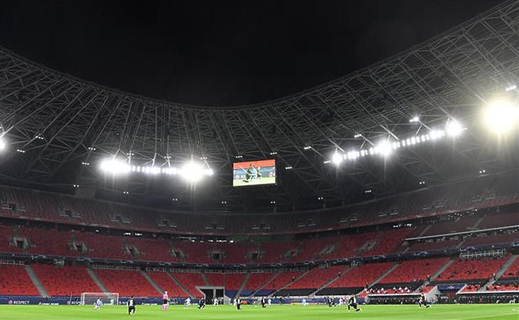 Játékosok térdelnek a labdarúgó Bajnokok Ligája nyolcaddöntő visszavágóján játszott a Manchester City-Borussia Mönchengladbach mérkőzés előtt Budapesten, a Puskás Arénában 2021. március 16-án. (Fotó: MTI/Illyés Tibor)