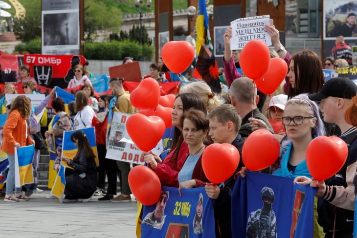 Tüntetők követelik az ukrán kormánytól a háborúban eltűnt katonák felkutatását, valamint az orosz fogságban lévők kiszabadítását a Kijevben rendezett tiltakozáson 2024. április 13-án