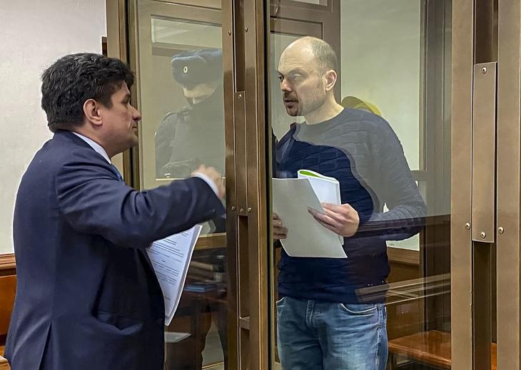 Vlagyimir Kara-Murza ügyvédjével beszél a tárgyalás alatt. Fotó: EPA/MOSCOW CITY COURT PRESS-SERVICE/HANDOUT 