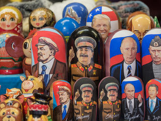 Putyin kivont karddal harcol a történelemhamisítók ellen