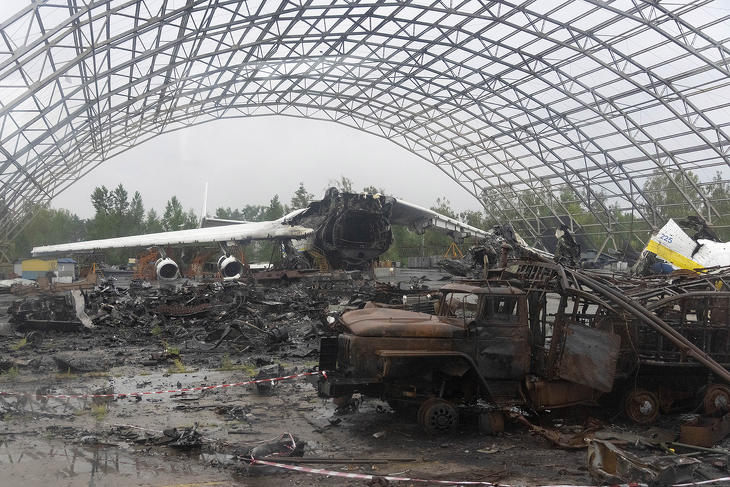 Az első napokra emlékeztető kép, de nemrég készült. A romokhoz még hozzá sem nyúltak a hosztomeli reptéren. Az ukrán és az orosz erők harca közben tönkretett Antonov An-225-ösnek, a világ legnagyobb teherszállító repülőgépének roncsa 2022. augusztus 2-án. Fotó: MTI/AP/Efrem Lukackij 