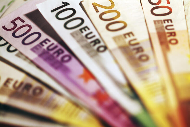 Erősödött a forint, gyengült az euró