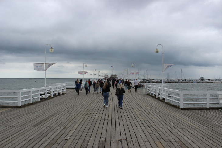 Deszkákon a tengerbe