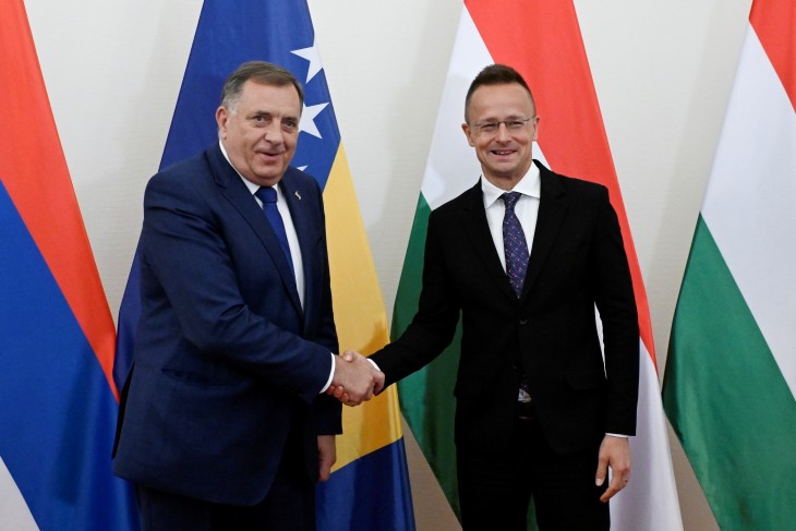 Szijjártó Péter külgazdasági és külügyminiszter (j) fogadja hivatalában Milorad Dodikot, a boszniai Szerb Köztársaság elnökét 2024. május 15-én. 