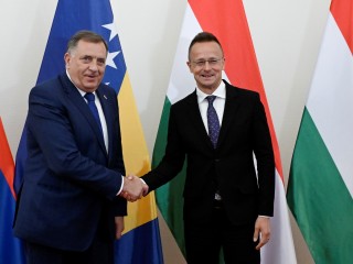 Szijjártó Péter külgazdasági és külügyminiszter (j) fogadja hivatalában Milorad Dodikot, a boszniai Szerb Köztársaság elnökét 2024. május 15-én. 