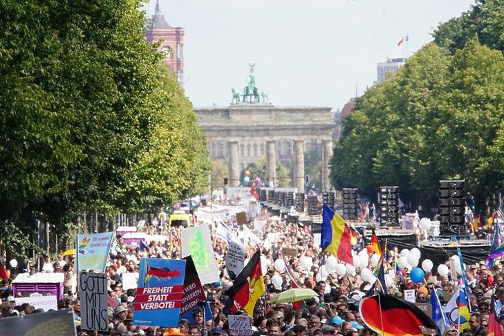 Koronavírus-korlátozás ellenes tüntetők felvonulása Berlinben 2020. augusztus 29-én.  EPA/CLEMENS BILAN