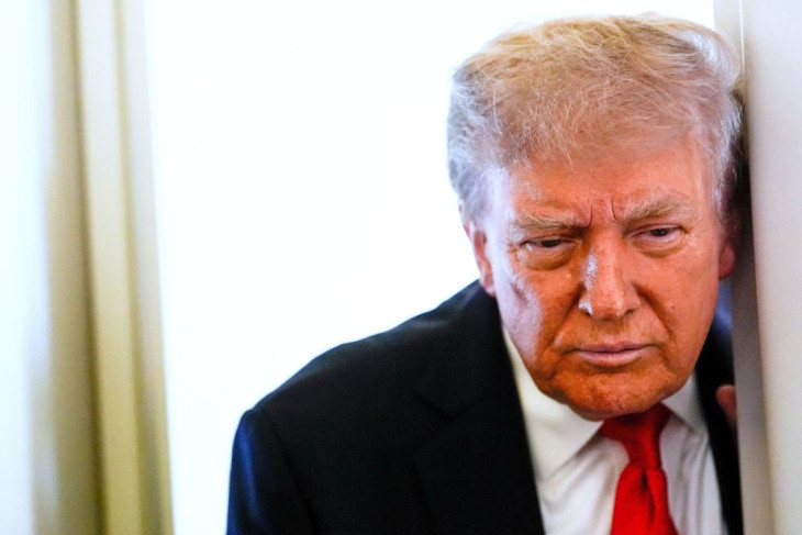 Az amerikai-orosz csúcstalálkozó helyszínére tartó Donald Trump nyilatkozik a sajtó munkatársainak az Air Force One fedélzetén