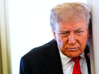 Az amerikai-orosz csúcstalálkozó helyszínére tartó Donald Trump nyilatkozik a sajtó munkatársainak az Air Force One fedélzetén