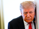 Az amerikai-orosz csúcstalálkozó helyszínére tartó Donald Trump nyilatkozik a sajtó munkatársainak az Air Force One fedélzetén