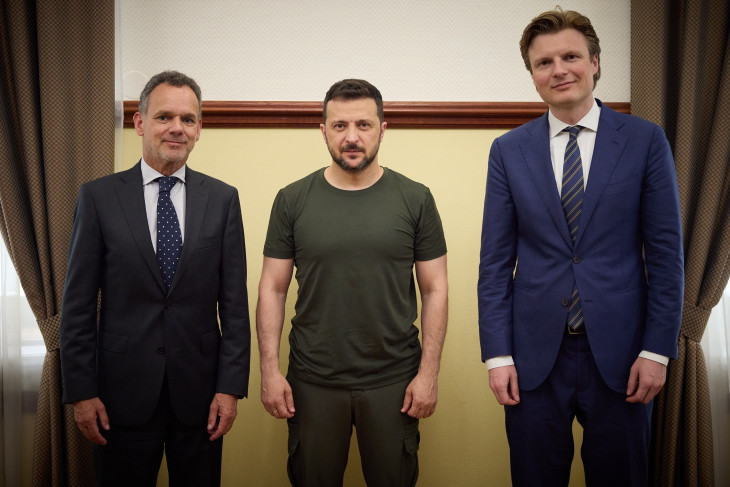  Az ukrán elnöki sajtószolgálat felvételén Caspar Veldkamp holland külügyminisztert (b) és Ruben Brekelmans holland védelmi minisztert (j) fogadja Volodimir Zelenszkij ukrán elnök a dél-ukrajnai Odesszában 2024. július 7-én